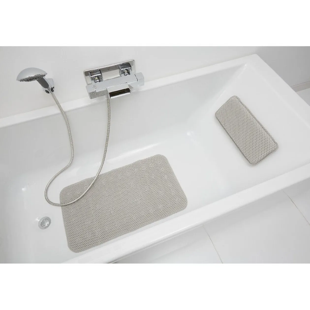 Tapis de bain antidérapant et coussin gris