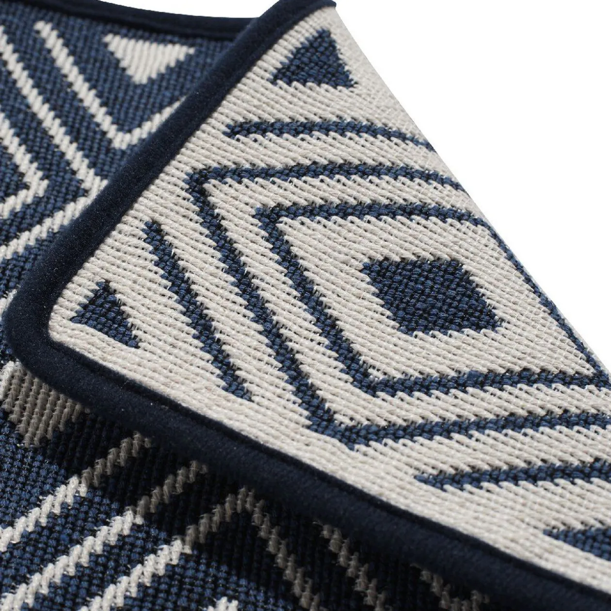 Tapis réversible bleu et blanc design losanges